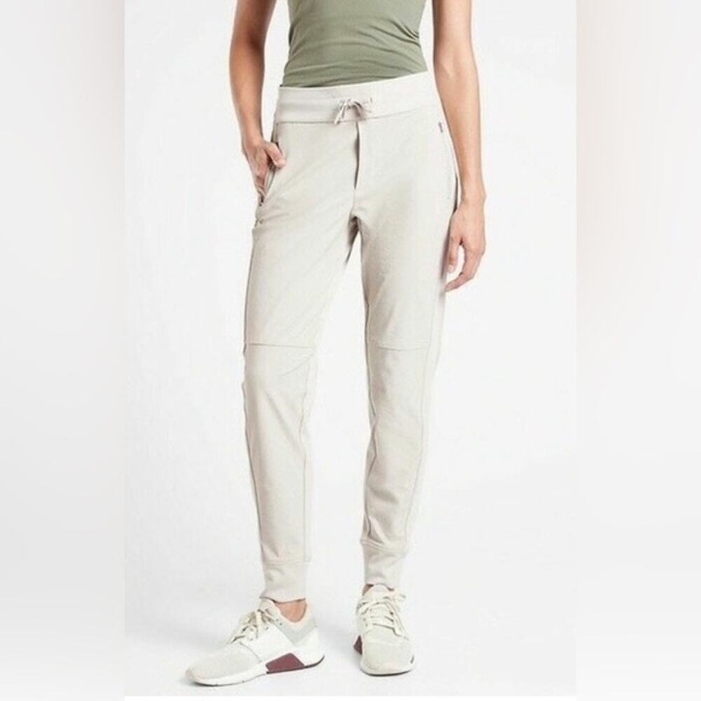 Athleta NEW Headlands Hybrid Trek Jogger Birch Womens Size 10 486183